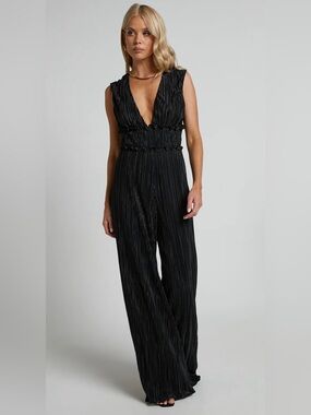 Showpo Armida Plunge Neck Wide Leg Plisse Jumpsuit Black NWT Size 10 Formal